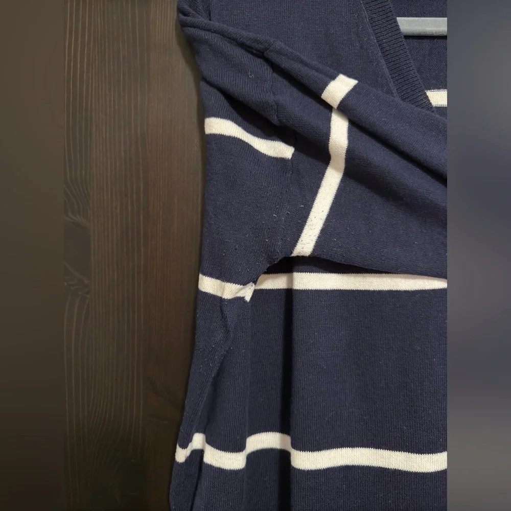 Gap size L V-Neck sweater, navy/cream stripe. GUC - Picture 2 of 7